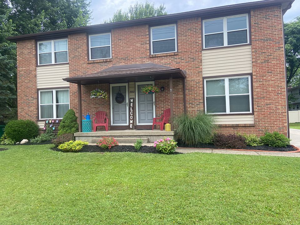 Front yard side by side duplex
Village of Hamburg
(Right side for rent)