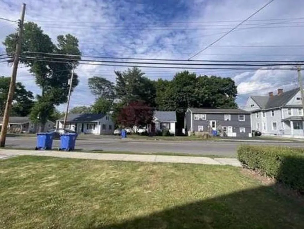 3 bed, $2,400 — Photo 1