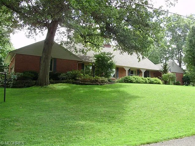 427 Parkview Dr photo 1