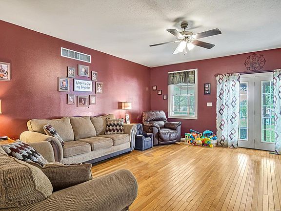 5th image of 717 E Leonard St