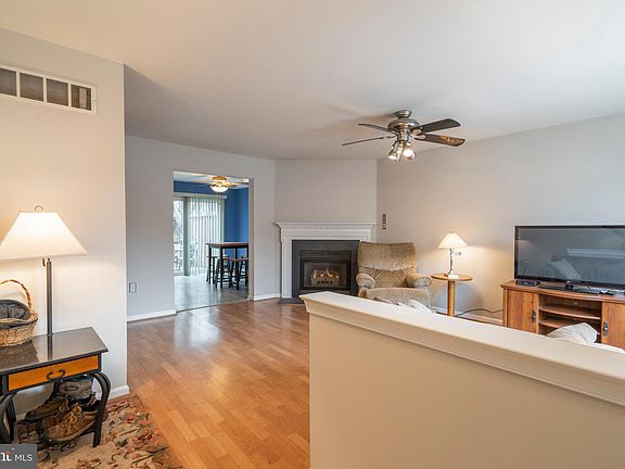 3rd image of 941 Woodlawn Ave