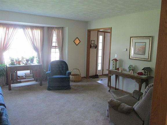 3rd image of 601 Hawkins Dr