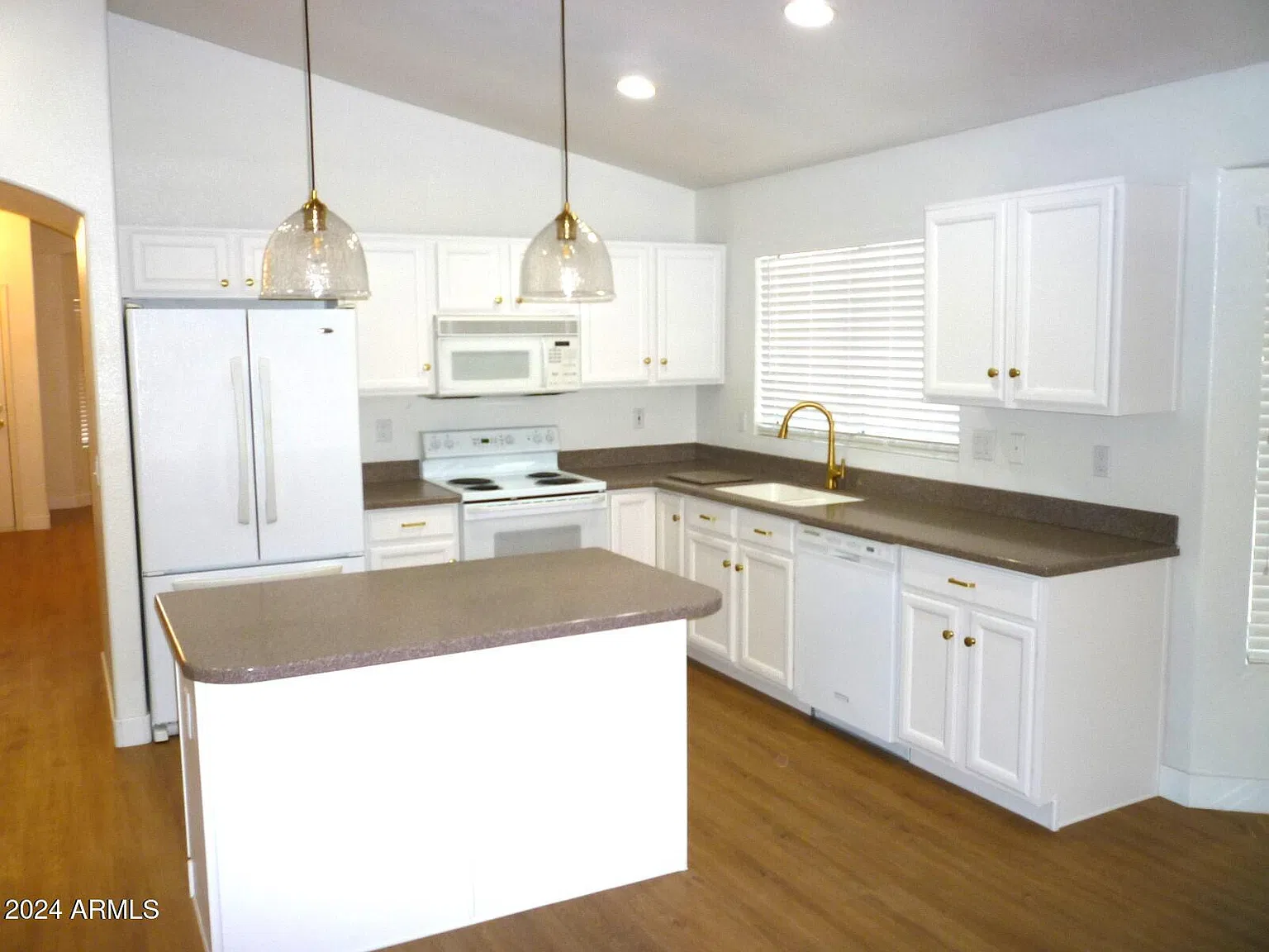 3 bed, 2.0 bath, 1640 sqft, $2,200 — Photo 4