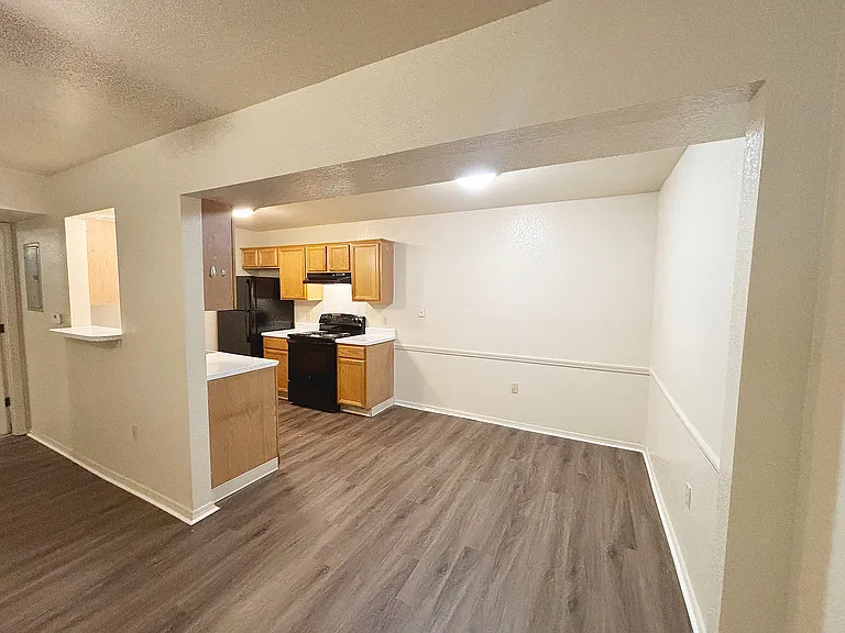 Cadet - Kitchen & Dining Area