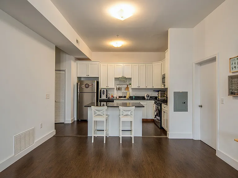 5005 Palisade Plaza — Photo 6