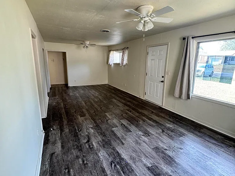 3040 E 9th St — Photo 3