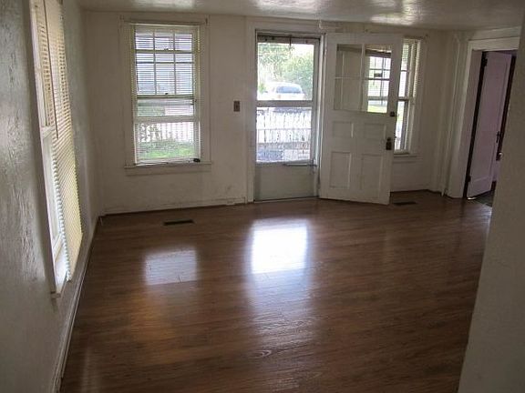 5th image of 17 Albertson St