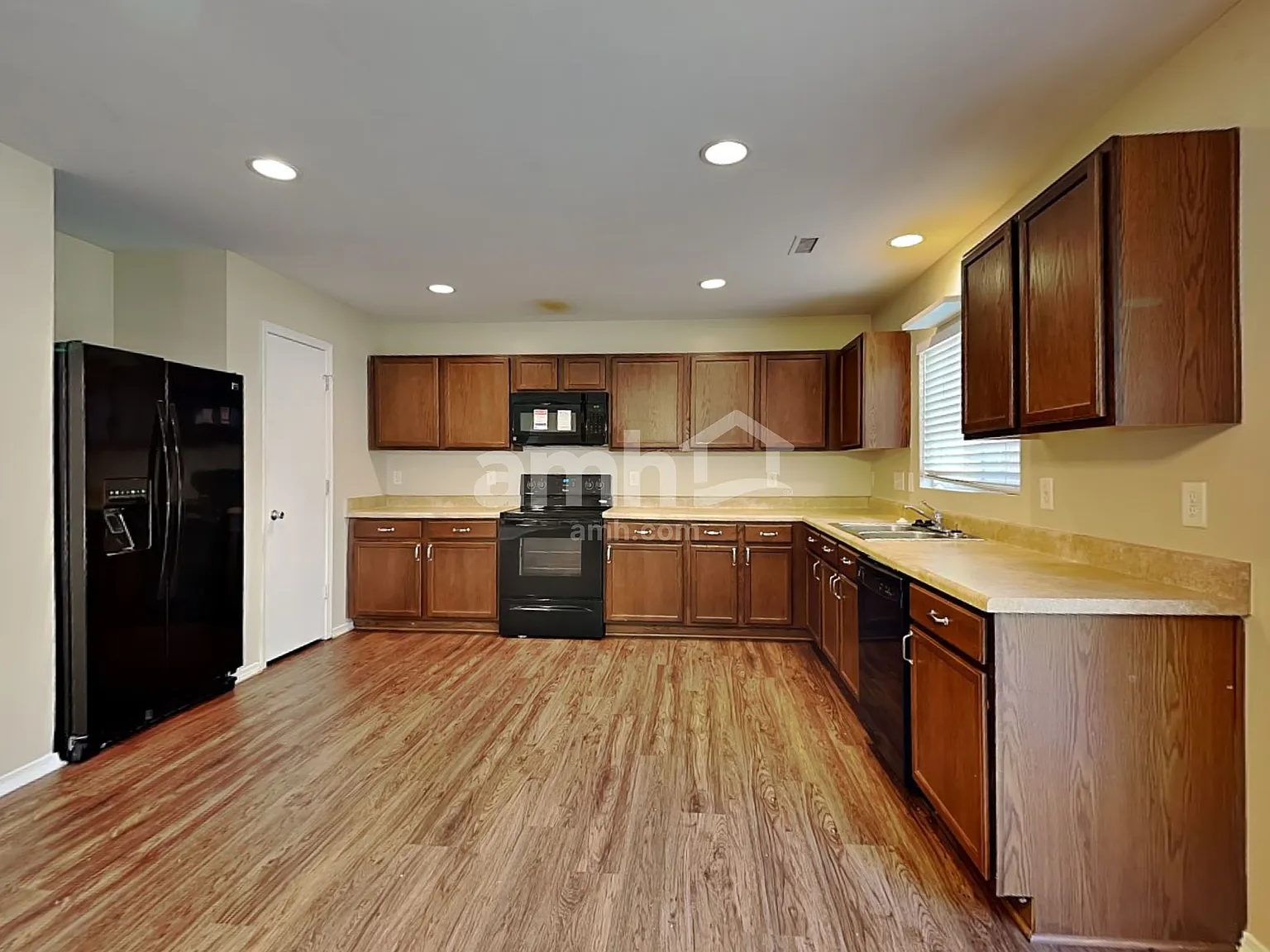 3 bed, 2.5 bath, 1794 sqft, $2,235 — Photo 3