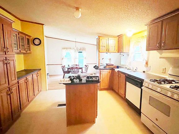 5th image of 46 Tuscon Ln