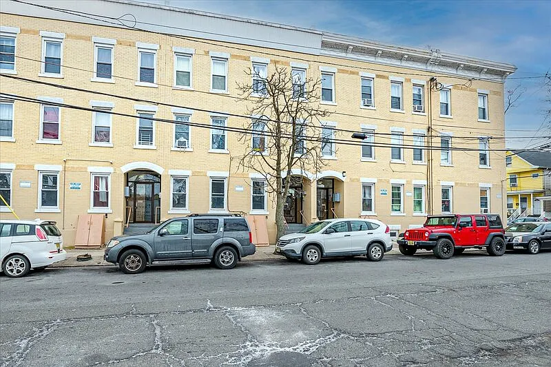 3 bed, 1.0 bath, $2,250 — Photo 3