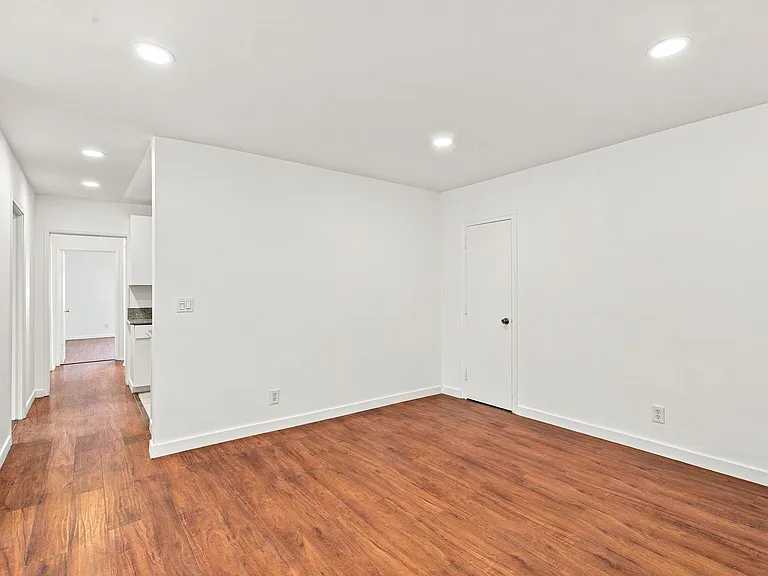 956 Elden Ave — Photo 4