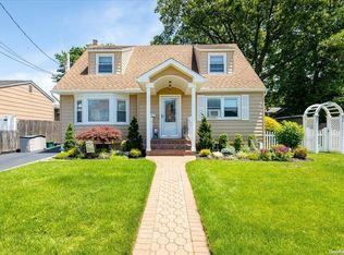 1849 Thomas St, Merrick, NY 11566