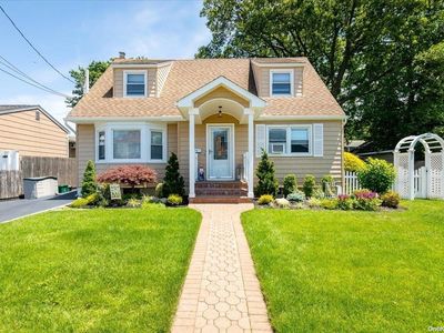 1849 Thomas Street, Merrick, NY, 11566