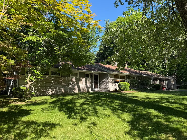 54 Tree Top Ln — Photo 3
