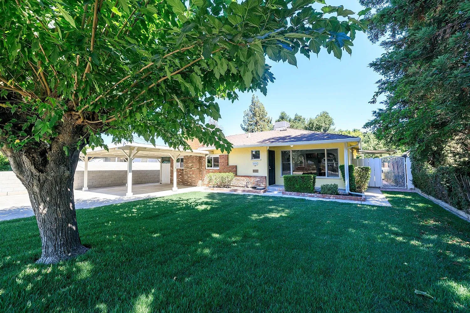 1211 E Fairmont Ave photo 1