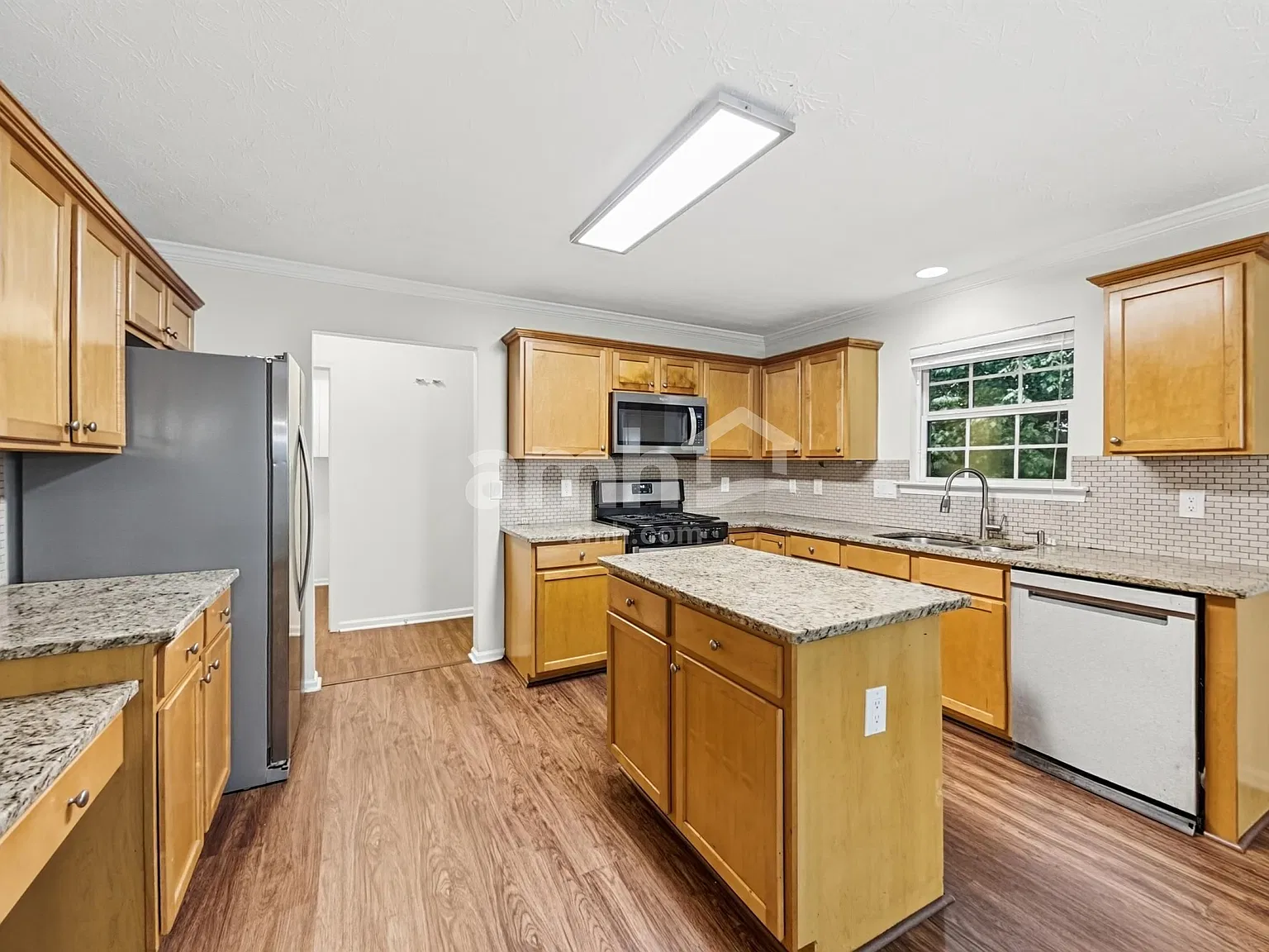 5 bed, 2.5 bath, 2750 sqft, $2,745 — Photo 3