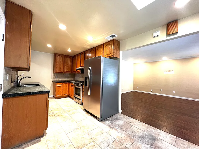 1079 Bradford Dr — Photo 6