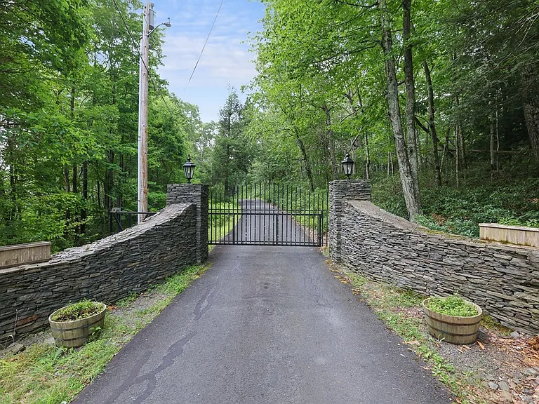 133 Montanesca Rd — Photo 2