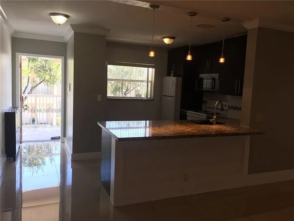 Royal Garden Condo — Photo 2