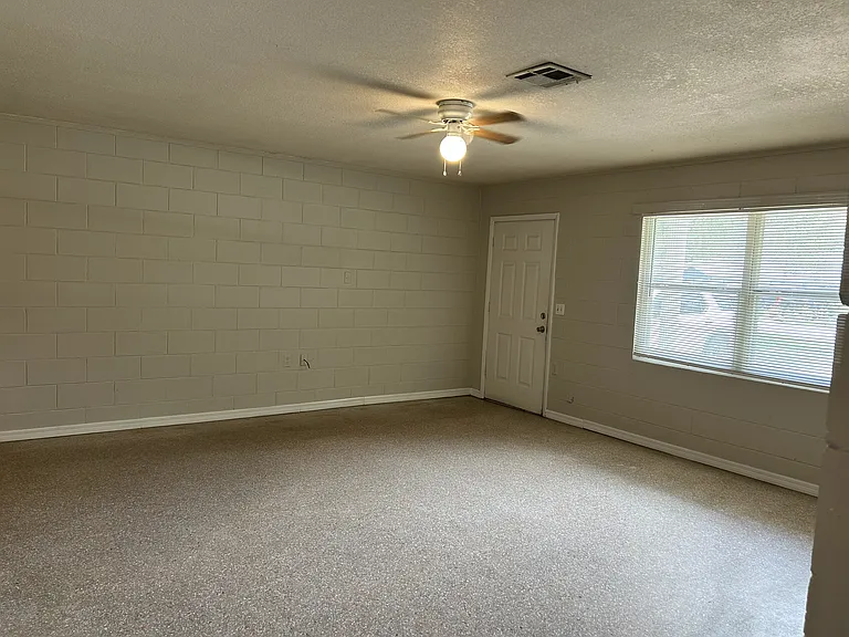 214 Blett St — Photo 2