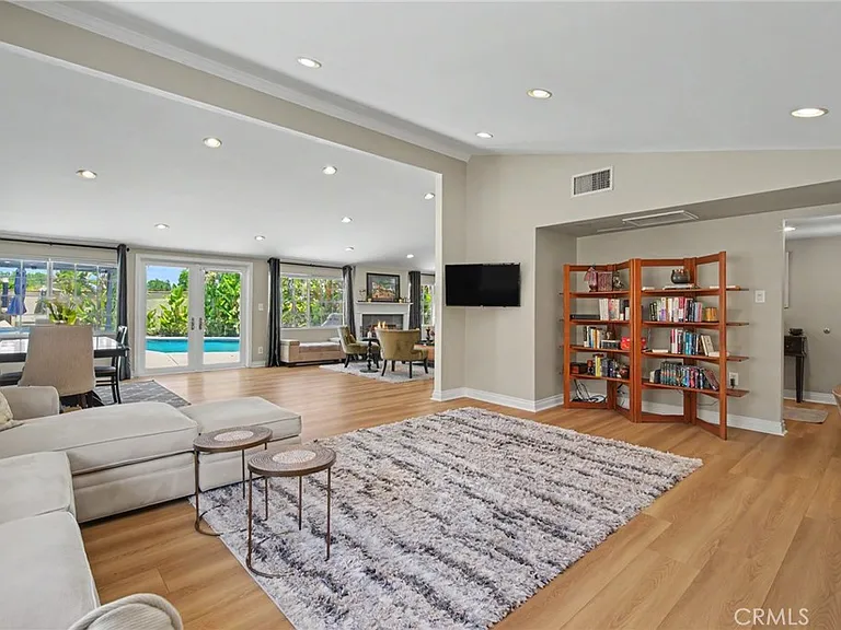 5706 Comanche Ave — Photo 2
