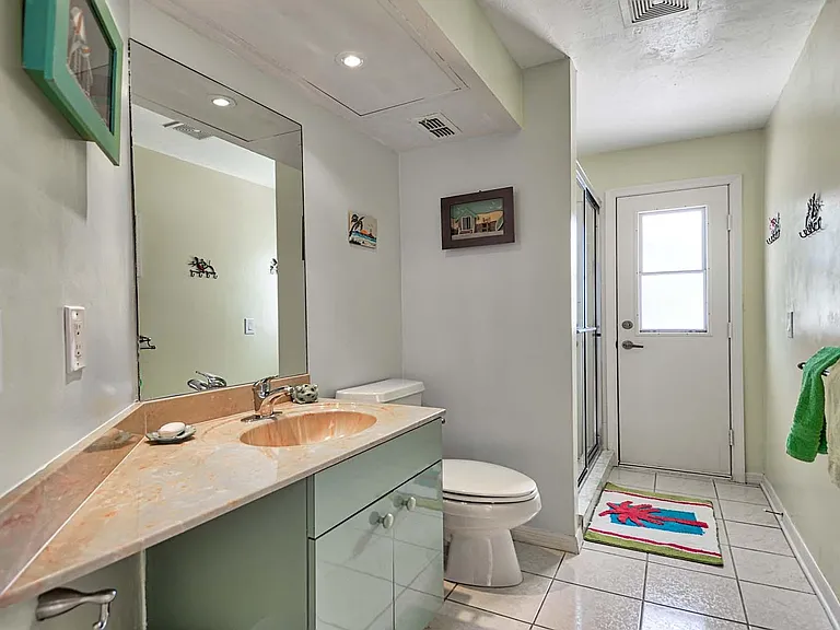 2nd bathroom. Shower
