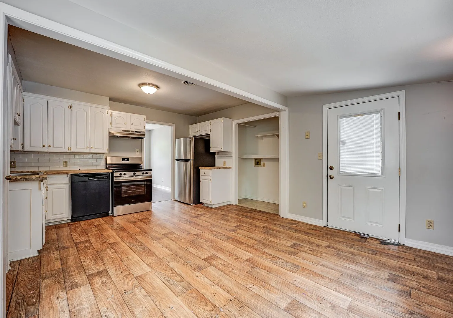 Free Month Rent! Freshly Updated 3 Bedroom House — Photo 1