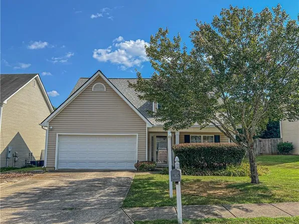 260 Shadowbrooke Dr, Loganville, GA 30052