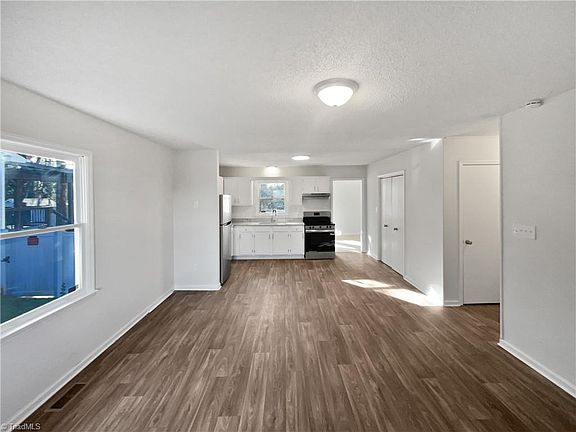 4th image of 625 Garrett St