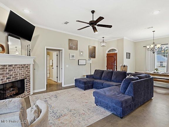 5th image of 980 Filmore Dr