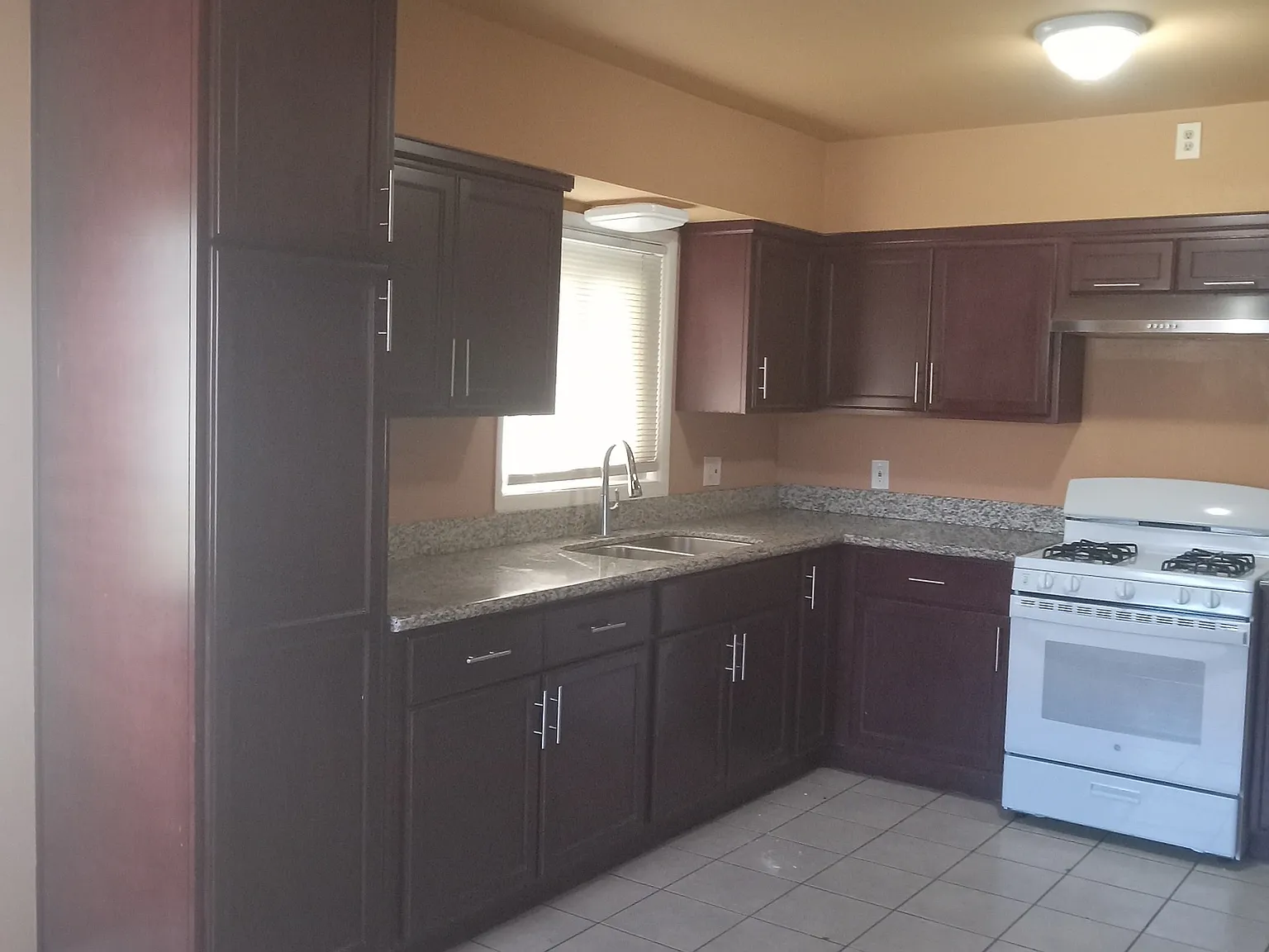 3 bed, 1676 sqft, $1,800 — Photo 2