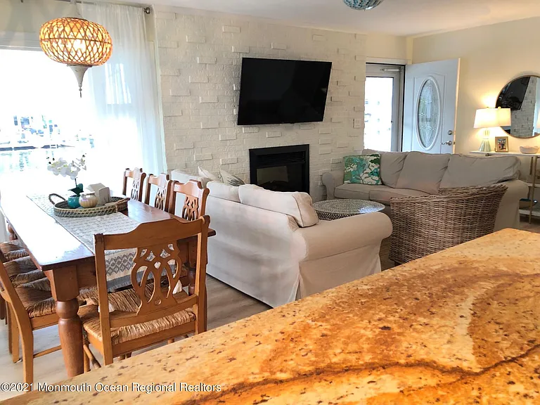 362 Venice Dr — Photo 6