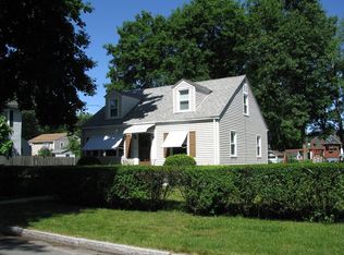 32 Hamlet St, Springfield, MA 01104