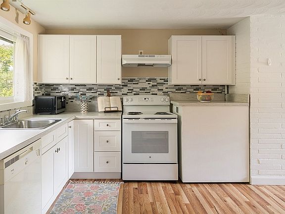 5th image of 9 Upper Joclyn Ave