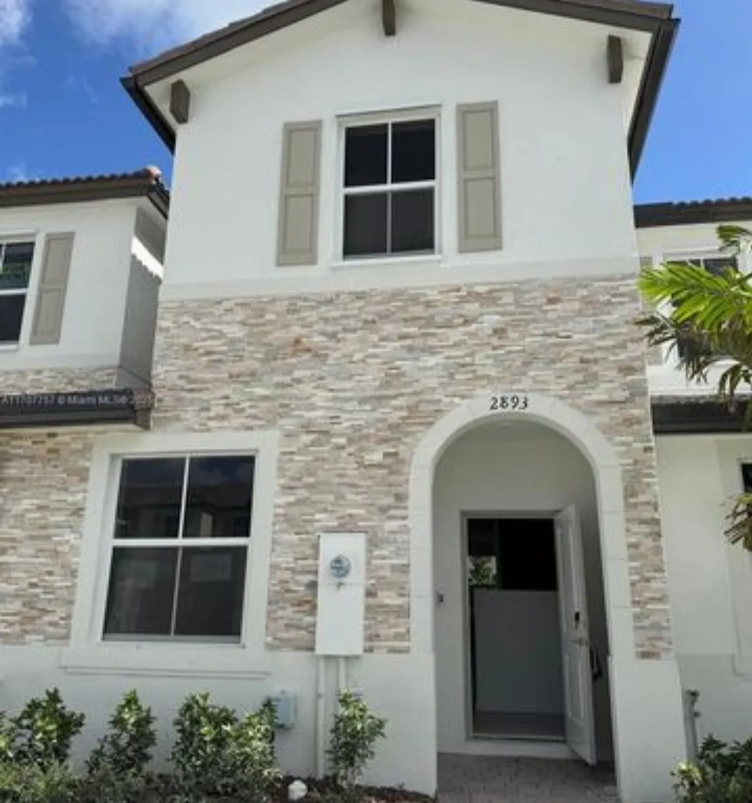 3 bed, 2.5 bath, 1450 sqft, $2,500 — Photo 1