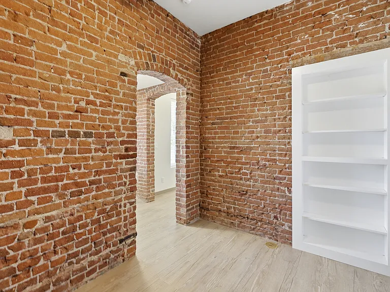 533 W Gurley St #1 — Photo 9