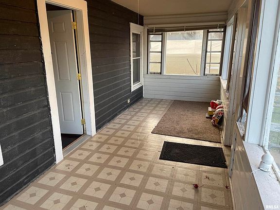 3rd image of 608 E Lindell St