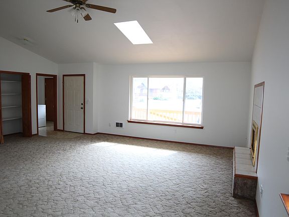 3rd image of 642 Rainbow Ct NE