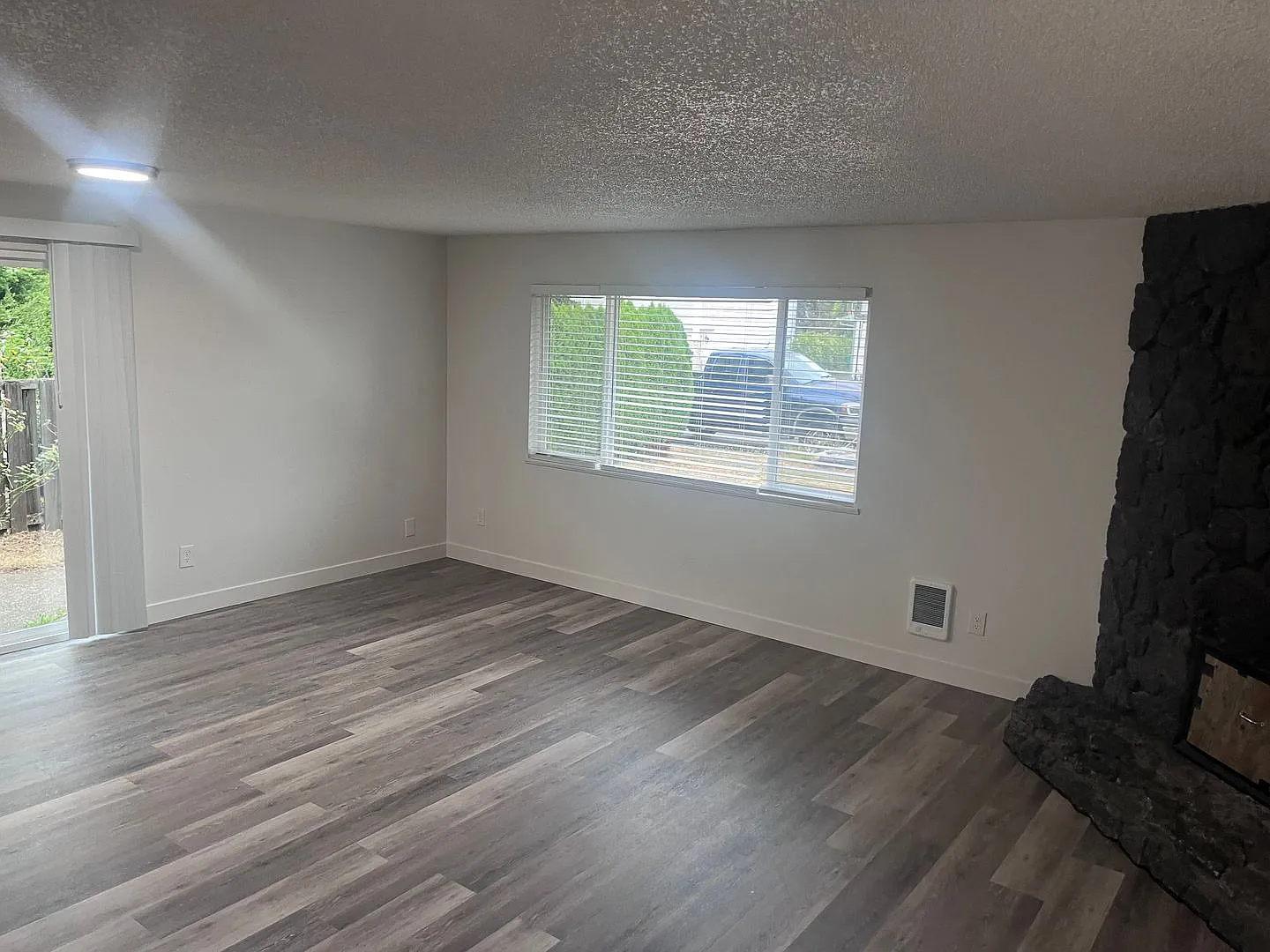 Super Spacious Duplex-Large Yard Too — Photo 4