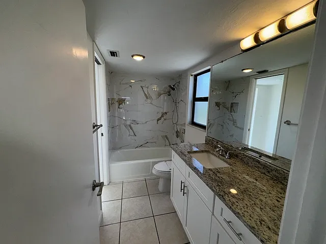 Primary Bathroom Tub & Shower. New shower tile & fixtures. Main Level