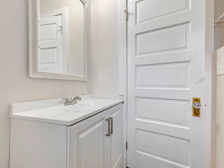 Full bathroom on the second floor.