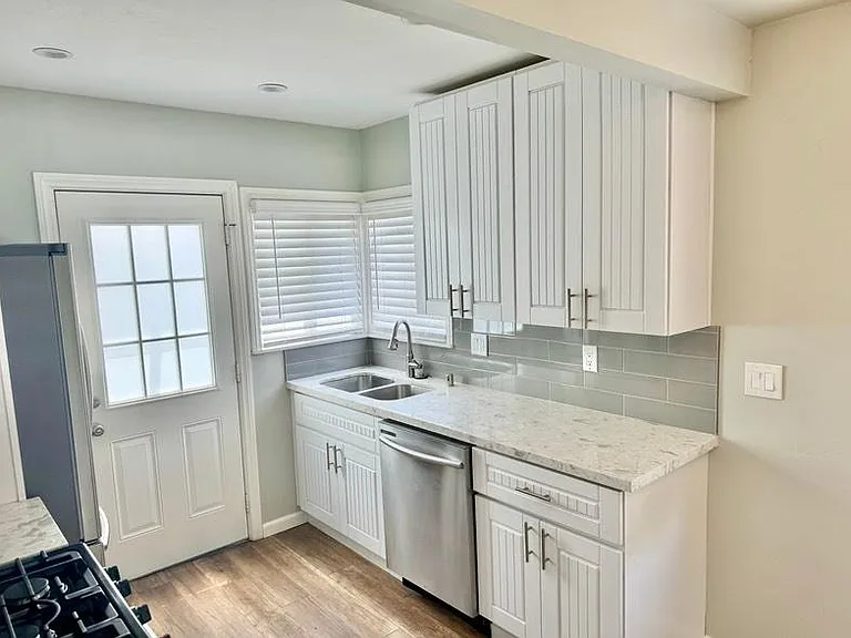 5075 Monroe Ave — Photo 8