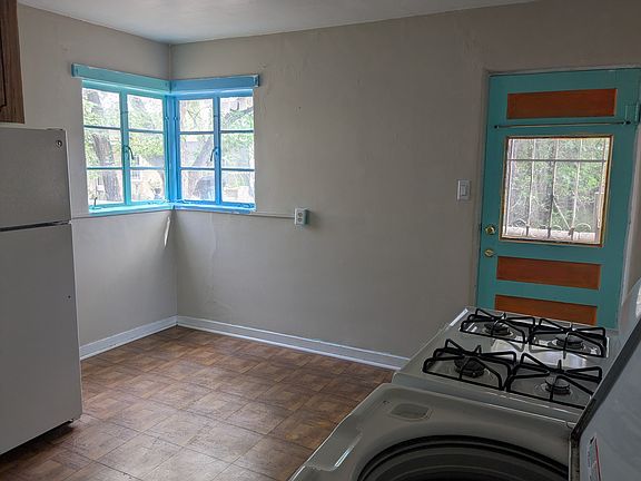 5th image of 416 Harvard Dr SE