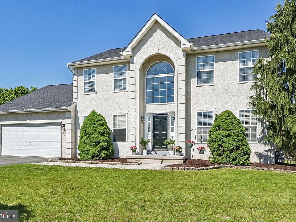 1st image of 920 Clover Ln