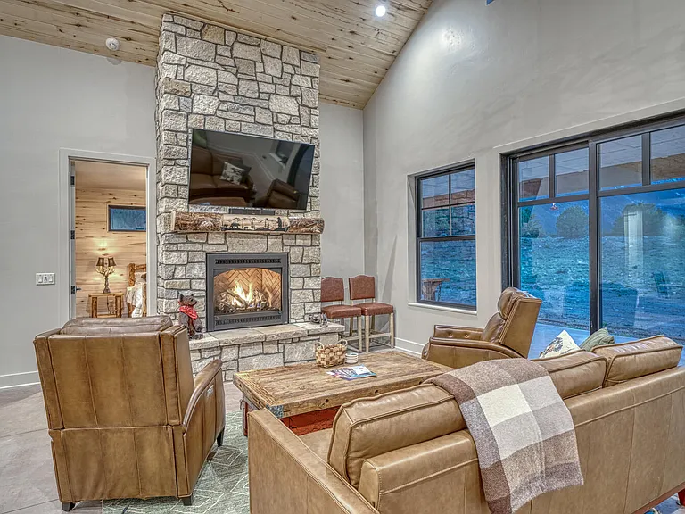 The Lazy Bear Mountain Lodge hosts 3 tv's. The living area has power recliners w usb connections. bring your laptop and recline while you get a few emails out: ) The fireplace operates on remote control for adjustable heat and flame levels.