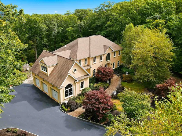 21 Pine Hill Rd, Mahwah, NJ 07430