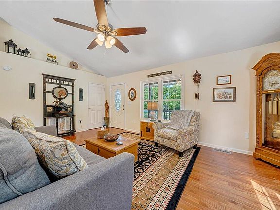 5th image of 613 Forest Lawn Dr
