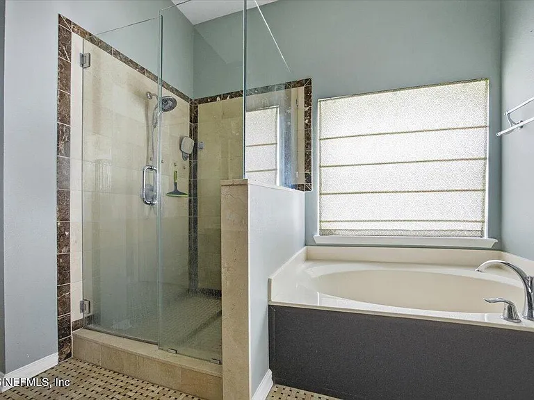 10642 Roundwood Glen Ct — Photo 17