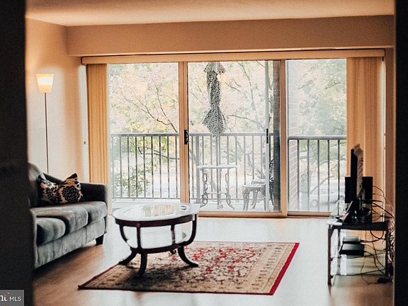 5th image of 1300 Army Navy Dr APT 303