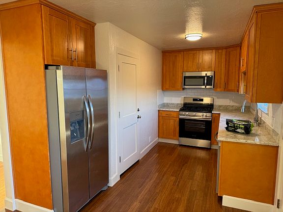 2nd image of 461 W Sunset Blvd #461